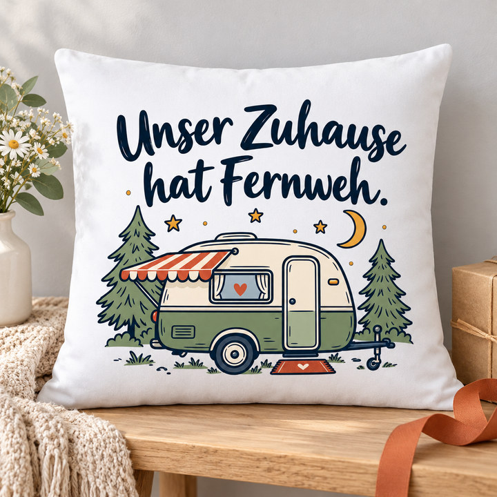 Camping-Kissen mit Wohnwagenmotiv als Geschenk neben einer Geschenkbox