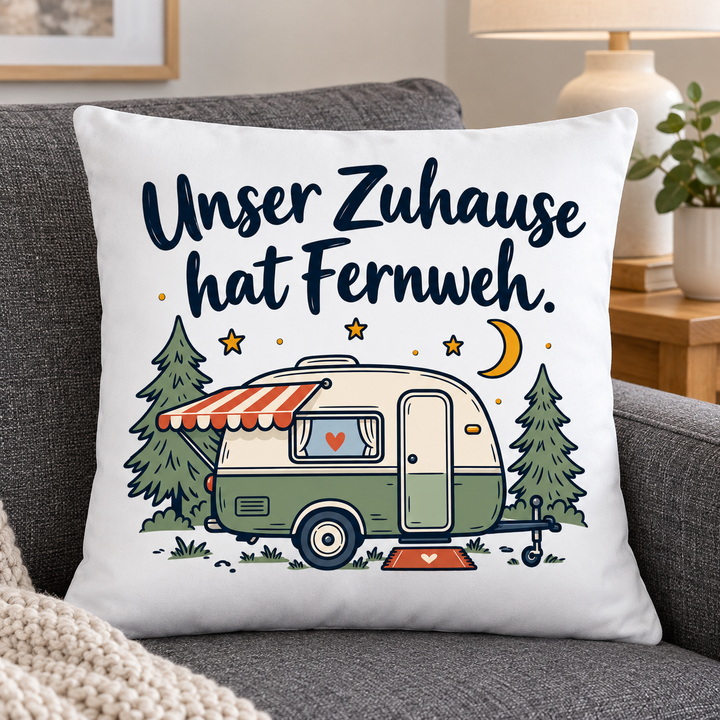 Weißes Camping-Kissen mit Wohnwagen und Spruch auf einem grauen Sofa