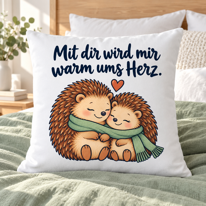 Weißes Igel-Kissen „Mit dir wird mir warm ums Herz“ auf einem Bett