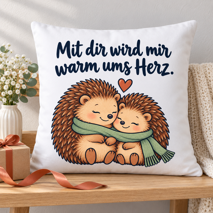 Igel-Kissen mit Liebesspruch als Geschenk neben einer Geschenkbox