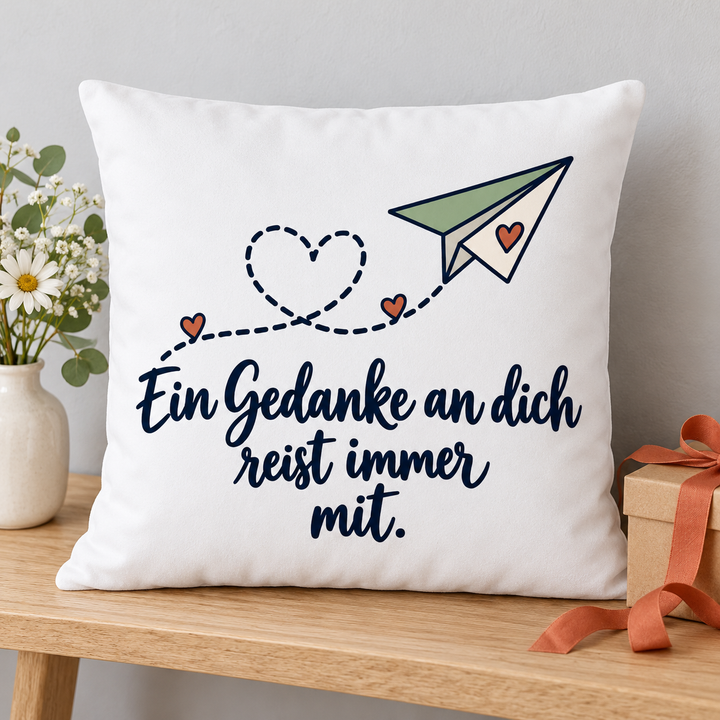 Liebeskissen mit Papierflieger als Geschenk neben einer Geschenkbox
