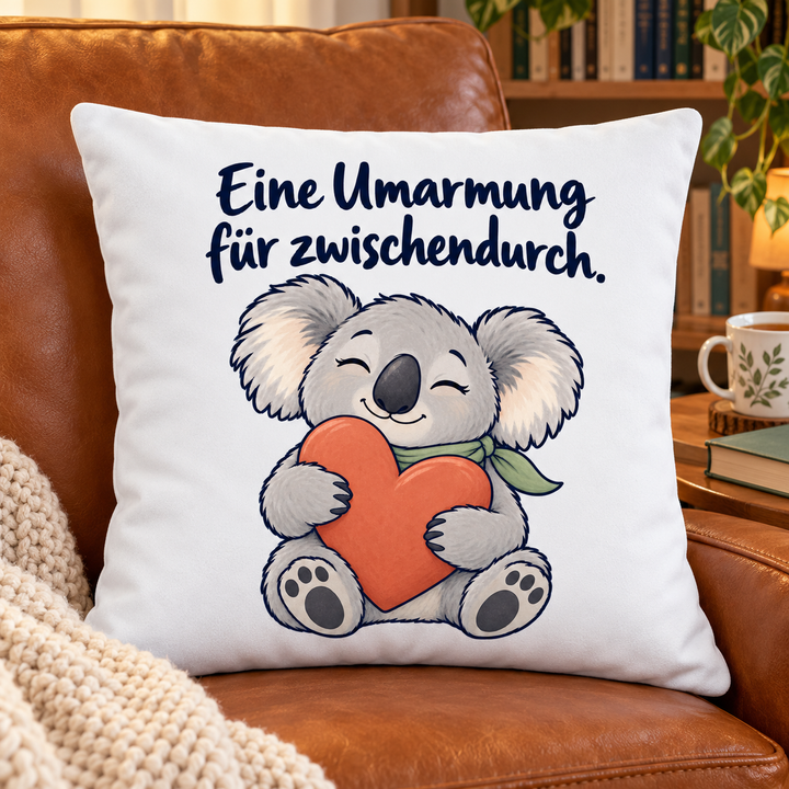 Weißes Koala-Kissen mit Herz in einer gemütlichen Leseecke