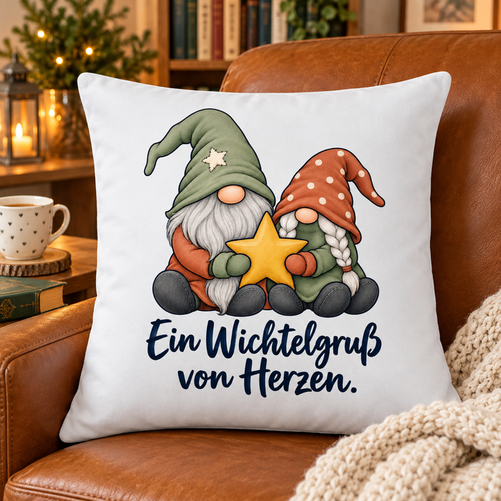Weißes Kissen mit Wichtelpaar und Stern in einer Leseecke