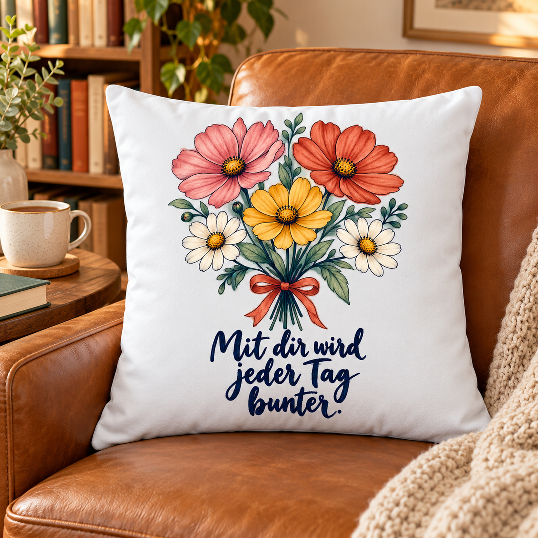 Weißes Kissen mit buntem Blumenstrauß in einer gemütlichen Leseecke