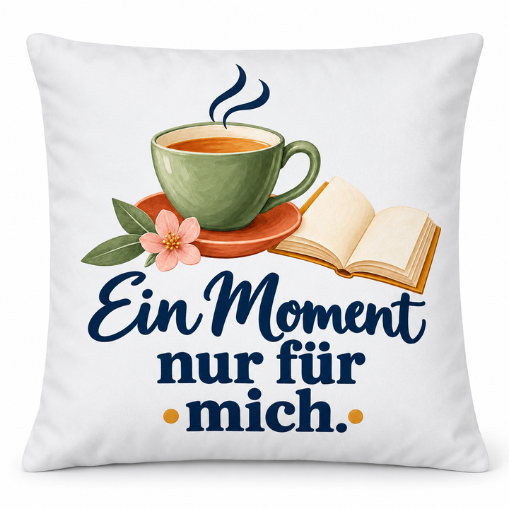 Weißes Auszeit-Kissen mit Tasse, Buch und Spruch Ein Moment nur für mich auf weißem Hintergrund