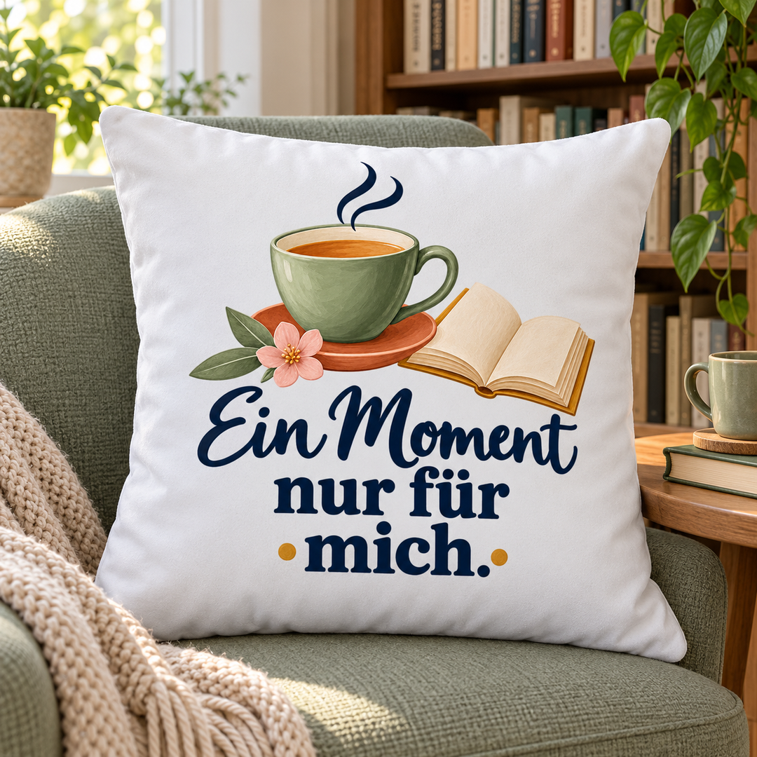 Weißes Kissen Ein Moment nur für mich im Lesesessel neben einem Bücherregal