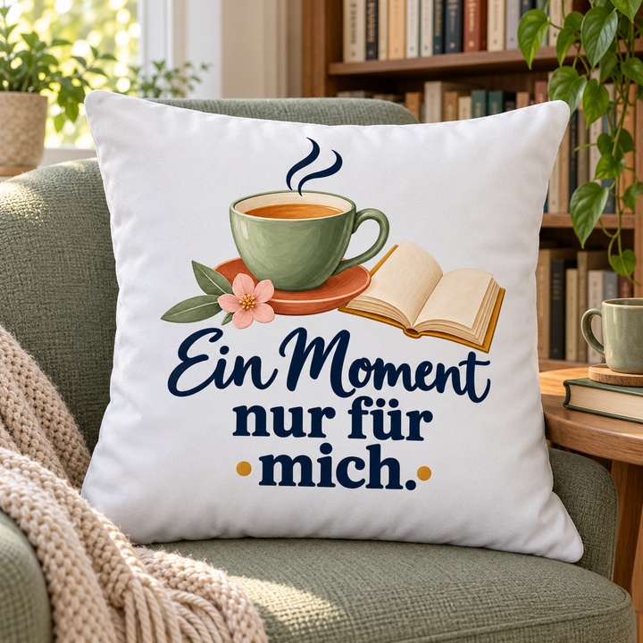 Weißes Kissen Ein Moment nur für mich im Lesesessel neben einem Bücherregal