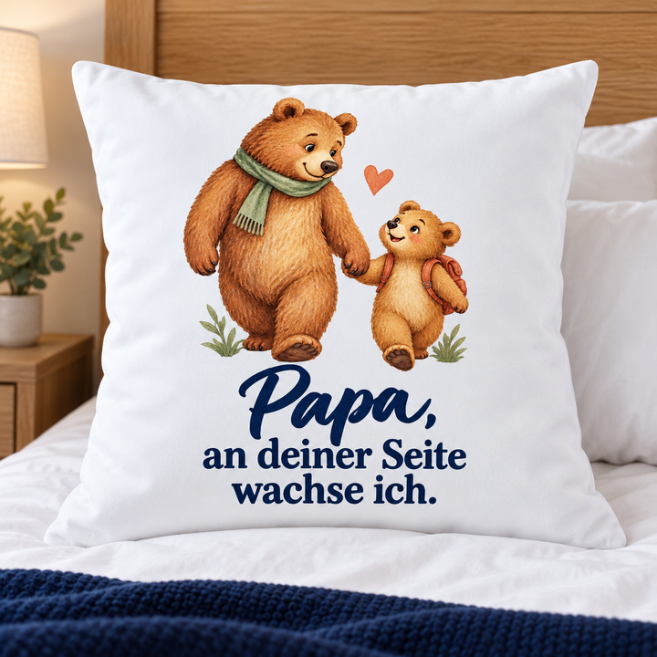 Weißes Papa-Bärenkissen An deiner Seite wachse ich auf einem Bett mit weißer Bettwäsche