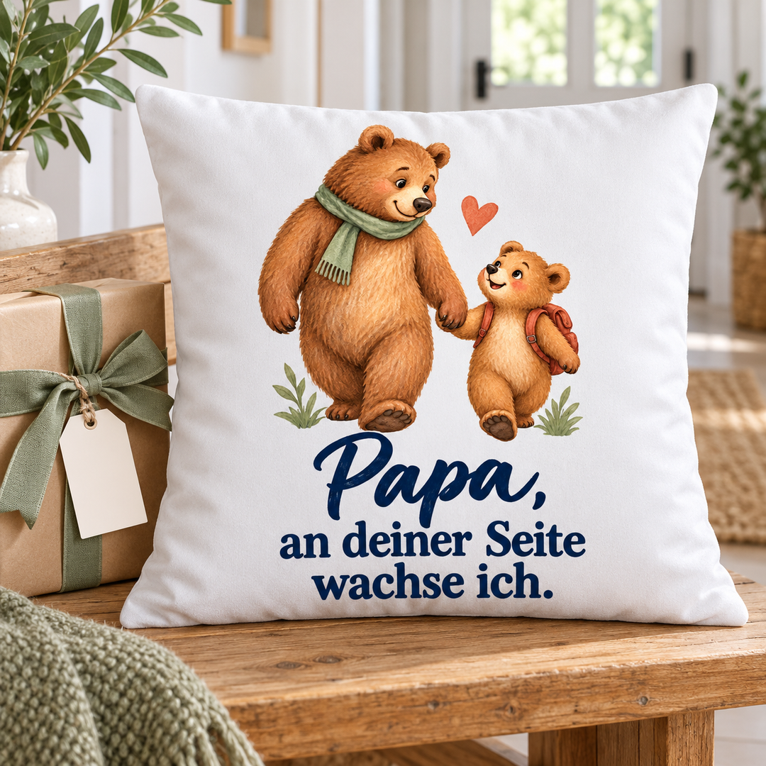 Weißes Papa-Bärenkissen An deiner Seite wachse ich als Geschenk neben einem verpackten Präsent