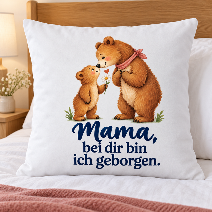Weißes Mama-Bärenkissen Bei dir bin ich geborgen auf einem Bett mit weißer Bettwäsche