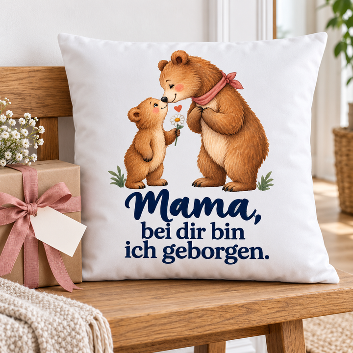 Weißes Mama-Bärenkissen Bei dir bin ich geborgen als Geschenk neben einem verpackten Präsent