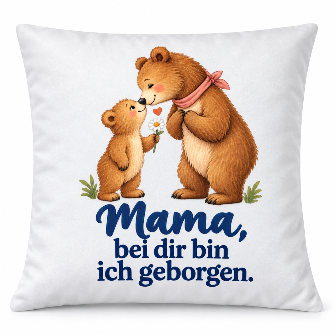 Weißes Mama-Bärenkissen Bei dir bin ich geborgen auf reinweißem Hintergrund