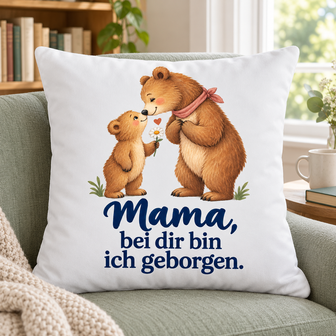 Weißes Mama-Bärenkissen Bei dir bin ich geborgen in einem Lesesessel