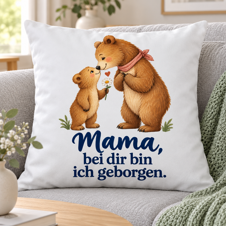 Weißes Mama-Bärenkissen Bei dir bin ich geborgen auf einem hellgrauen Sofa