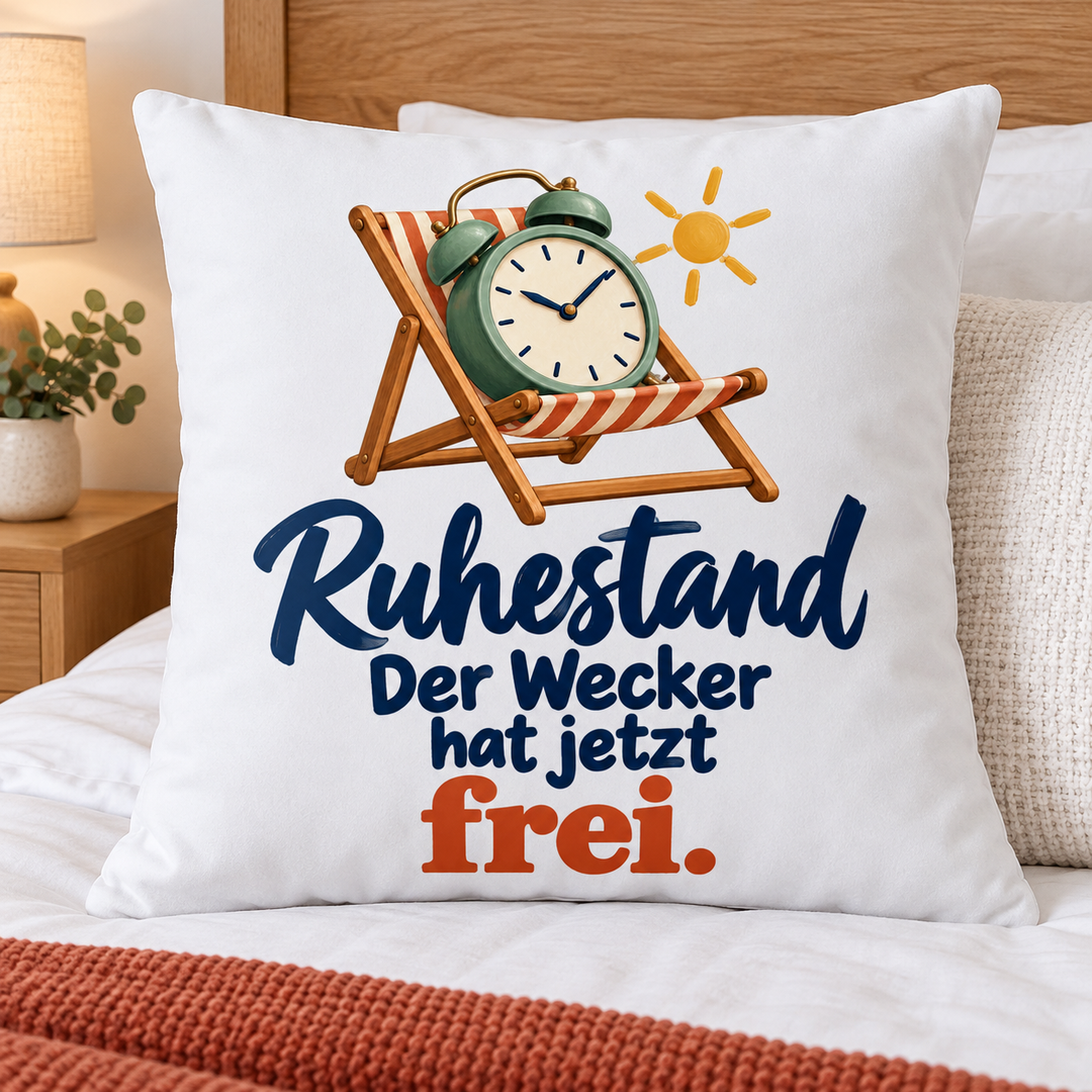 Weißes Ruhestand-Kissen Der Wecker hat jetzt frei auf einem Bett mit weißer Bettwäsche