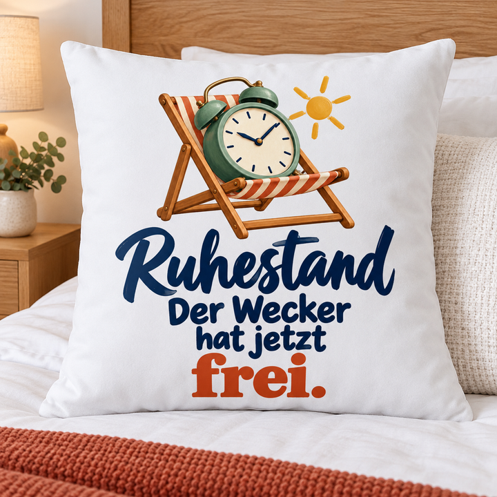 Weißes Ruhestand-Kissen Der Wecker hat jetzt frei auf einem Bett mit weißer Bettwäsche