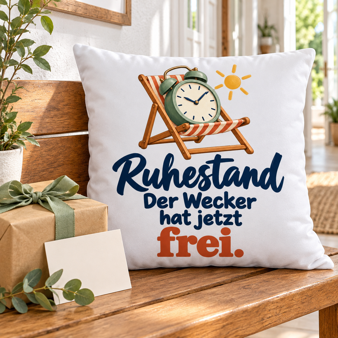 Weißes Ruhestand-Kissen Der Wecker hat jetzt frei als Abschiedsgeschenk neben einem verpackten Präsent