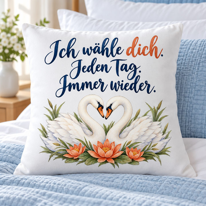 Weißes romantisches Schwanenkissen auf einem hellen Bett