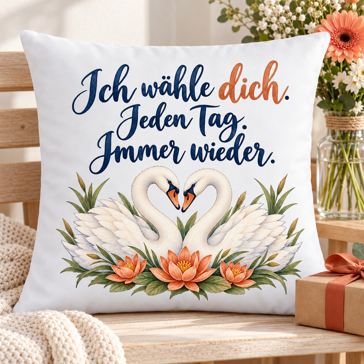 Weißes Schwanenkissen als Geschenk mit Blumen und Geschenkpaket