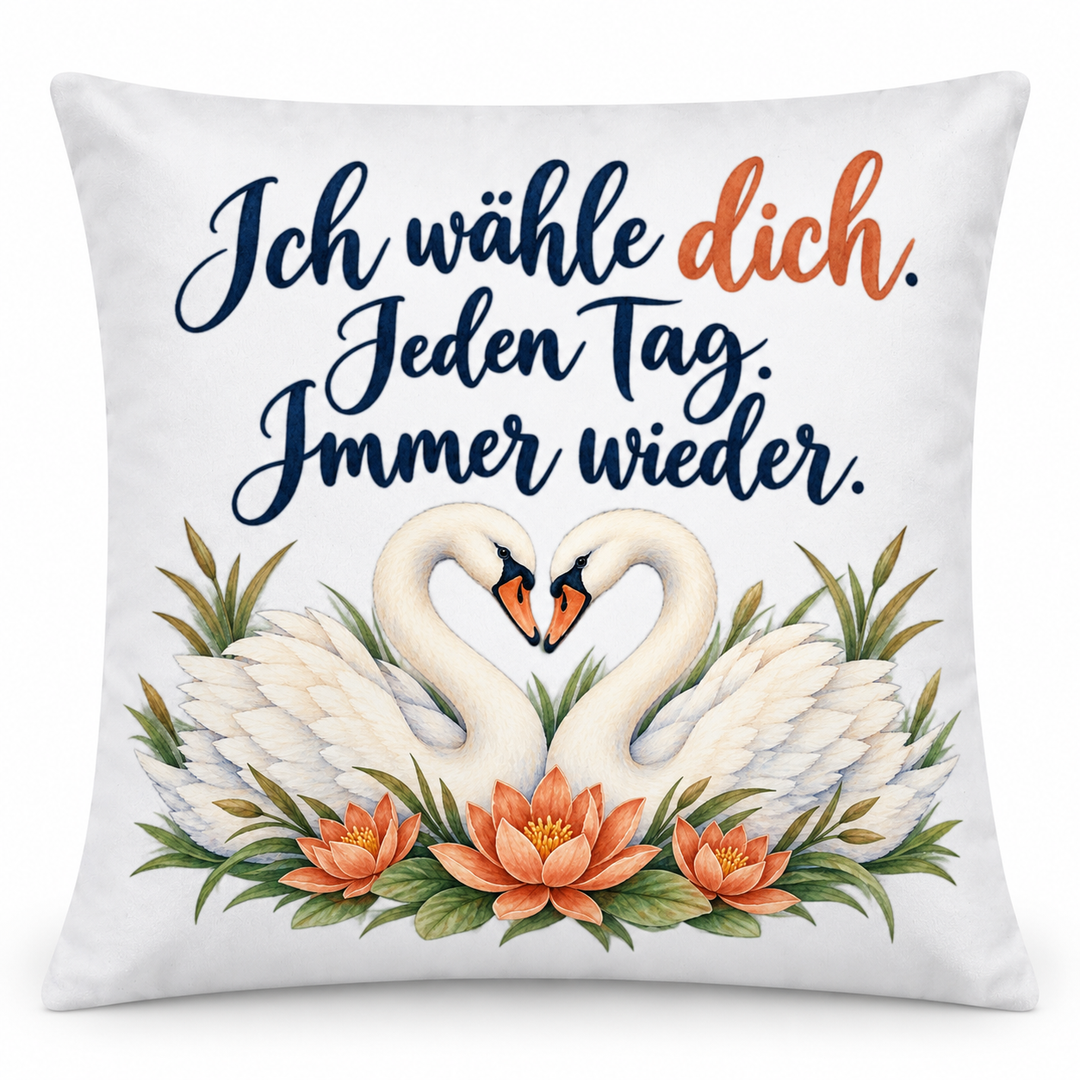 Weißes Schwanenkissen mit Liebesspruch und Füllung auf weißem Hintergrund
