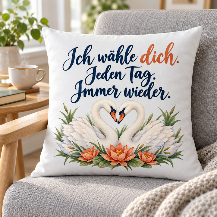 Schwanenkissen mit Blumenmotiv im hellen Lesesessel