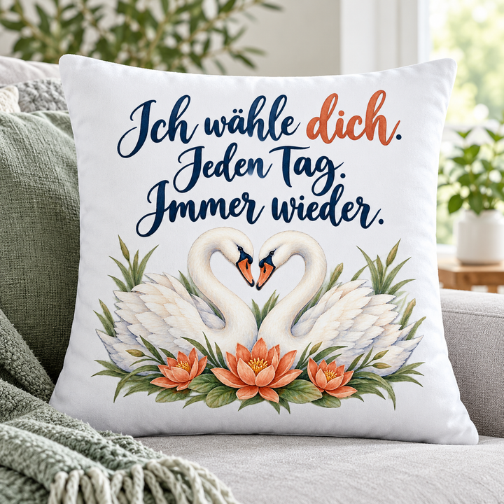 Schwanenkissen mit dem Spruch Ich wähle dich auf einem grauen Sofa