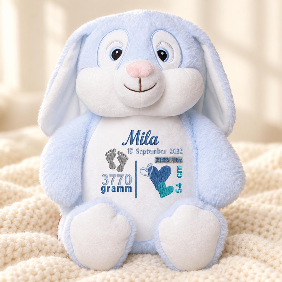 Personalisiertes Kuscheltier Hase Blau mit Name – Beispiel Mila auf cremefarbener Decke