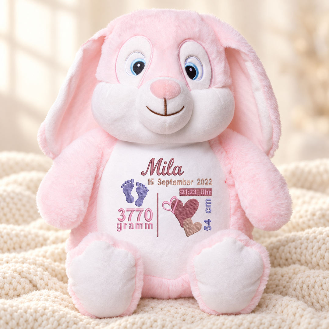 Personalisiertes Kuscheltier Hase Rosa mit Name – Beispiel Mila auf cremefarbener Decke
