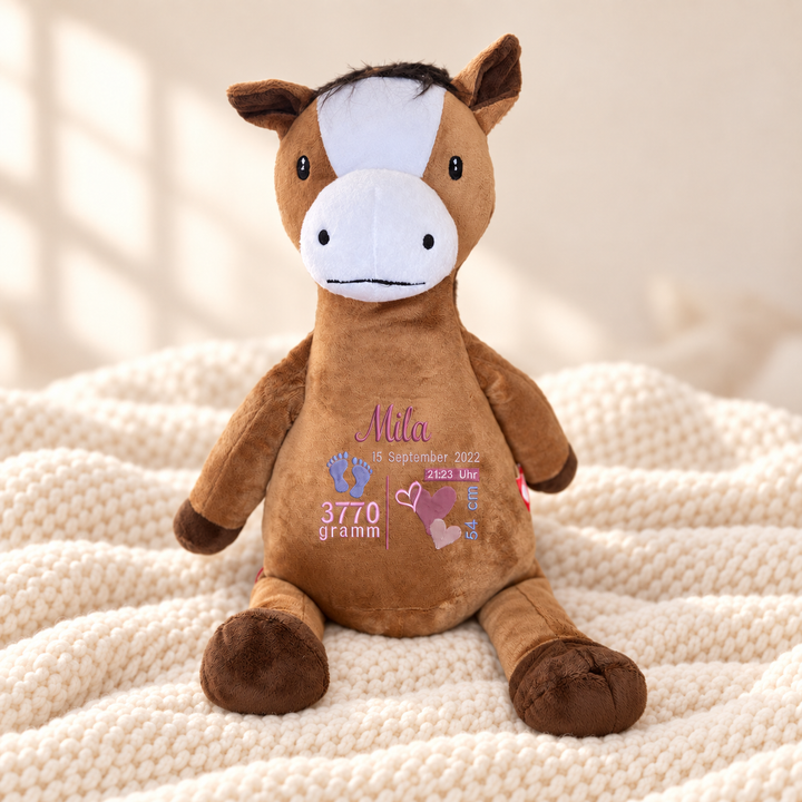 Personalisiertes Kuscheltier Pferd mit Name – Beispiel Mila auf cremefarbener Decke