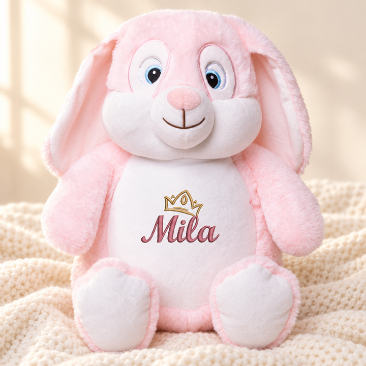 Personalisiertes Kuscheltier Hase Rosa mit Name &amp; Krone – Beispiel Mila auf cremefarbener Decke