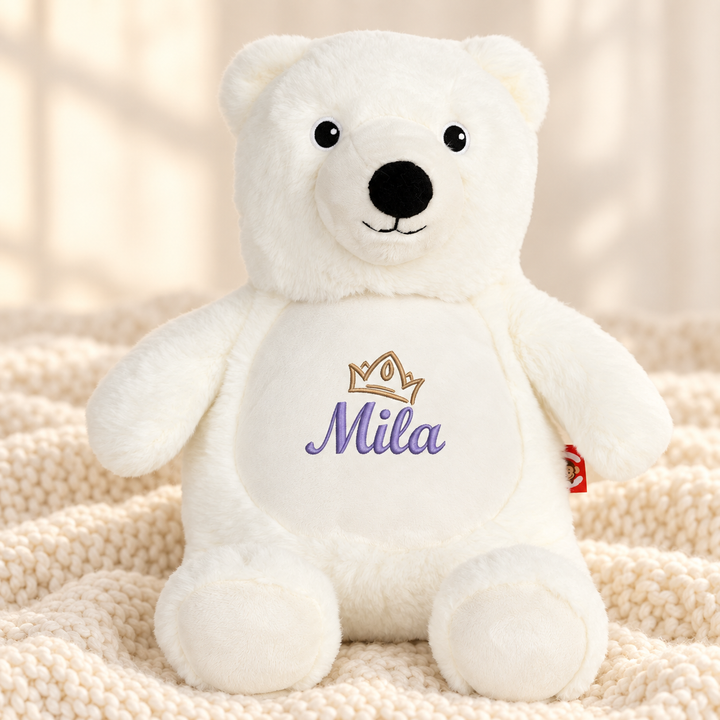 Personalisiertes Kuscheltier Polar Bear mit Name – Beispiel Mila auf cremefarbener Decke