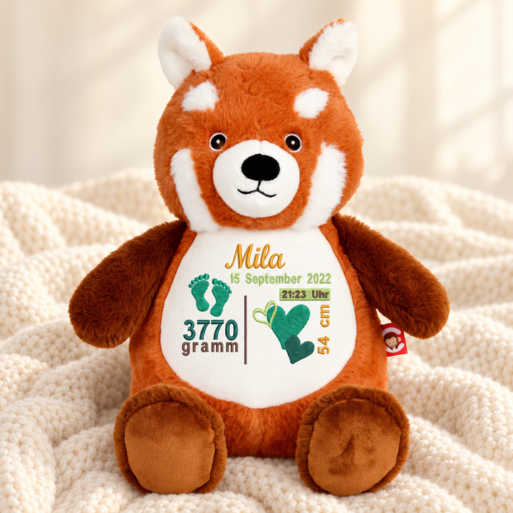 Personalisiertes Kuscheltier Red Panda mit Name &amp; Geburtsdaten – Beispiel Mila auf cremefarbener Decke