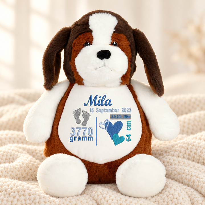 Personalisiertes Kuscheltier Beagle mit Name &amp; Geburtsdaten – Beispiel Mila auf cremefarbener Decke