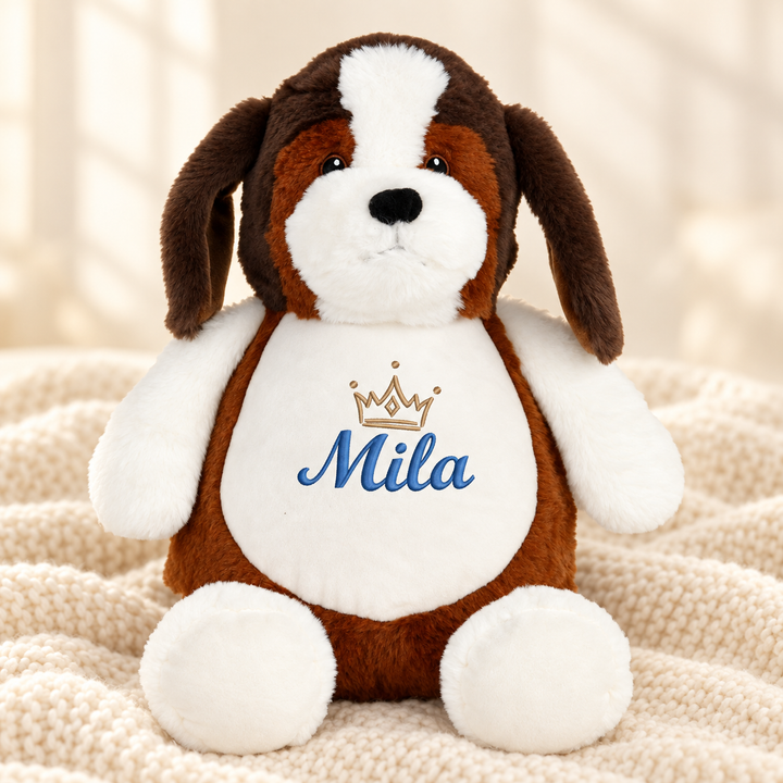 Personalisiertes Kuscheltier Beagle mit Name – Beispiel Mila auf cremefarbener Decke