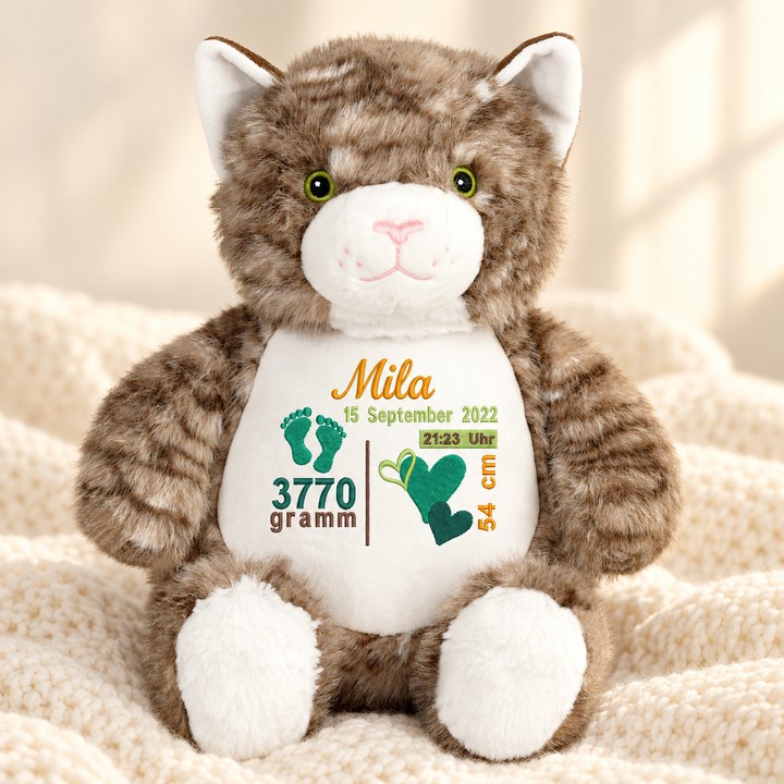 Personalisiertes Kuscheltier Cat mit Name &amp; Geburtsdaten – Beispiel Mila auf cremefarbener Decke