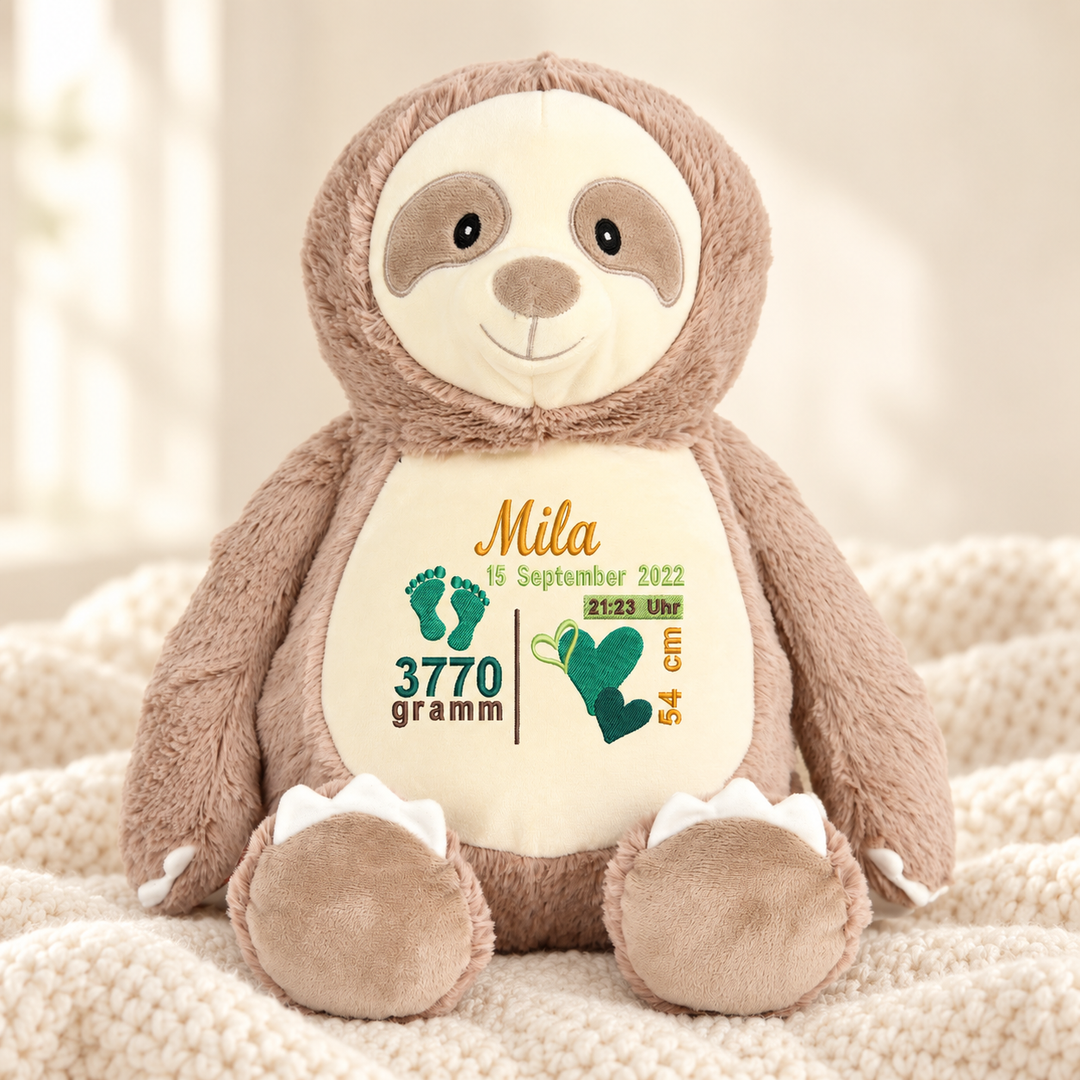 Personalisiertes Kuscheltier Baby Sloth mit Name & Geburtsdaten – Beispiel Mila auf cremefarbener Decke