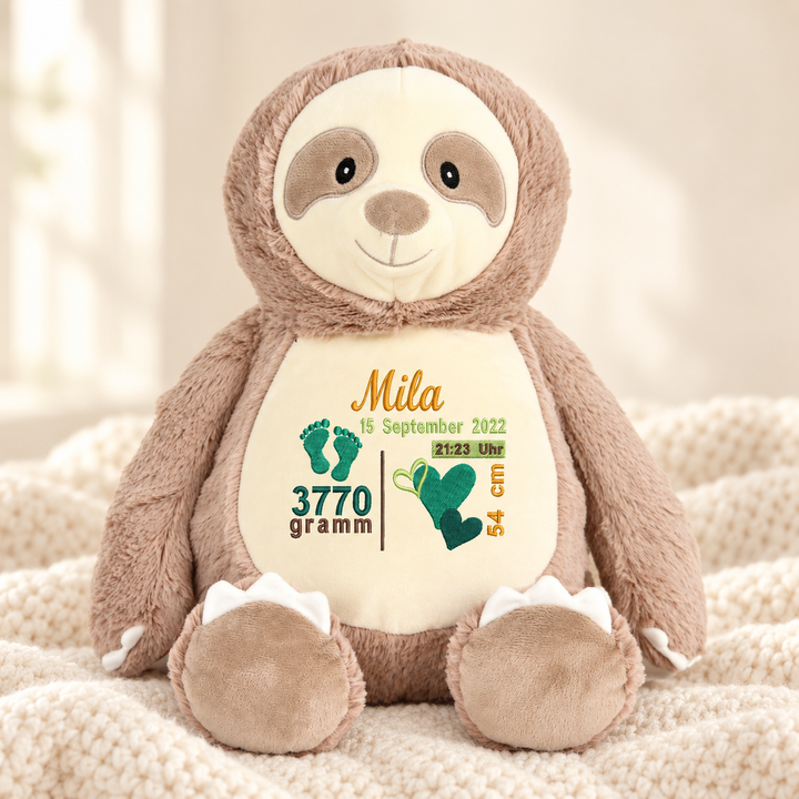 Personalisiertes Kuscheltier Baby Sloth mit Name &amp; Geburtsdaten – Beispiel Mila auf cremefarbener Decke