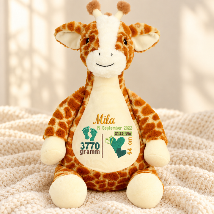 Personalisiertes Kuscheltier Baby Giraffe mit Name &amp; Geburtsdaten – Beispiel Mila auf cremefarbener Decke