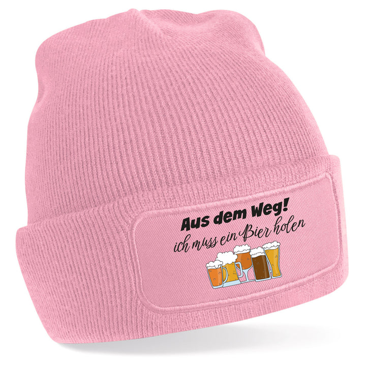Mütze „Aus dem Weg – ich muss ein Bier holen“ | Lustige Beanie für Bierfans