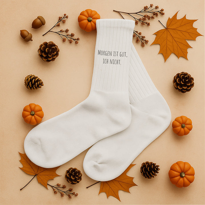 Socken „Morgen ist gut, ich nicht“ – Lustige Spruchsocken | Geschenk für Morgenmuffel | Fun & Lazy Socks aus Bio-Baumwolle