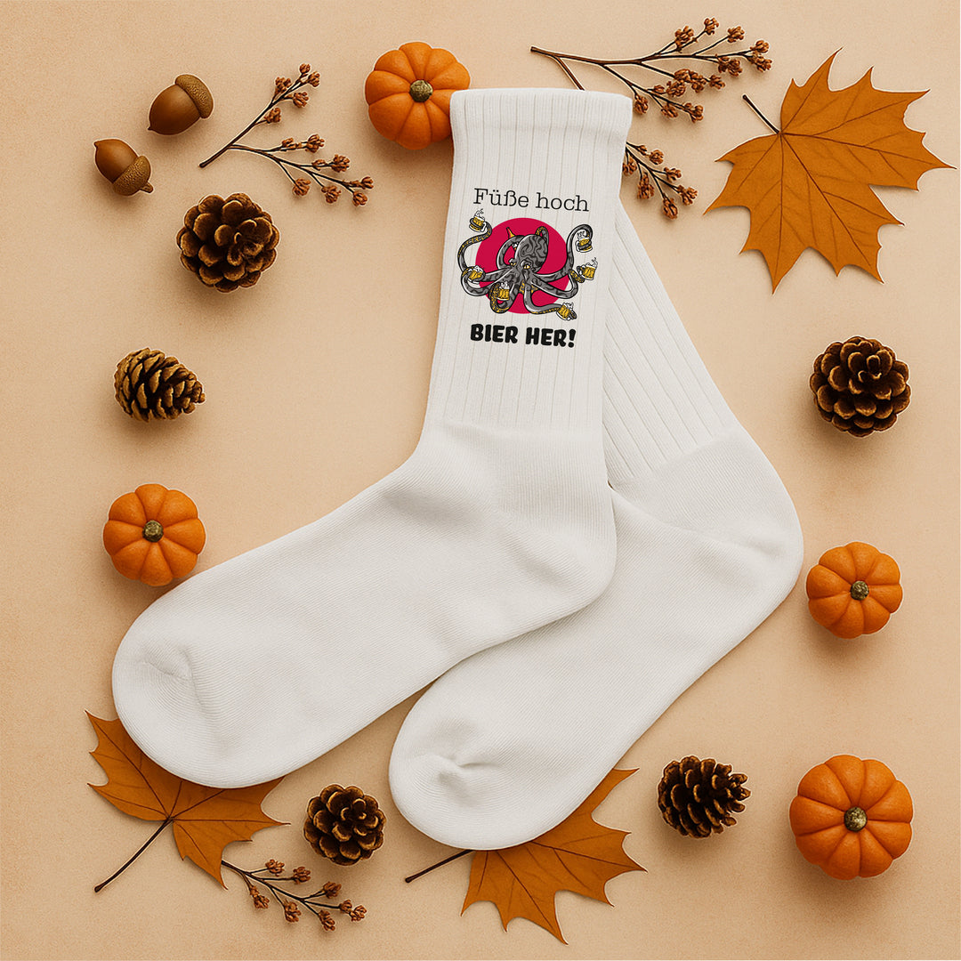 Socken „Füße hoch, Bier hier“ – Lustige Spruchsocken | Geschenk für Männer & Bierliebhaber | Fun Socks aus Bio-Baumwolle
