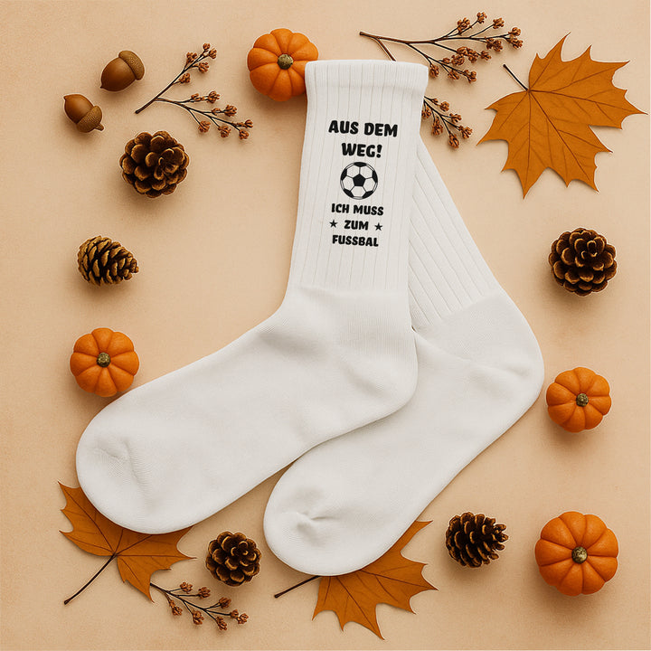 Socken „Aus dem Weg. Ich muss zum Fußball“ | Lustige Fußball-Socken | Geschenk für Fußballfans & Kicker