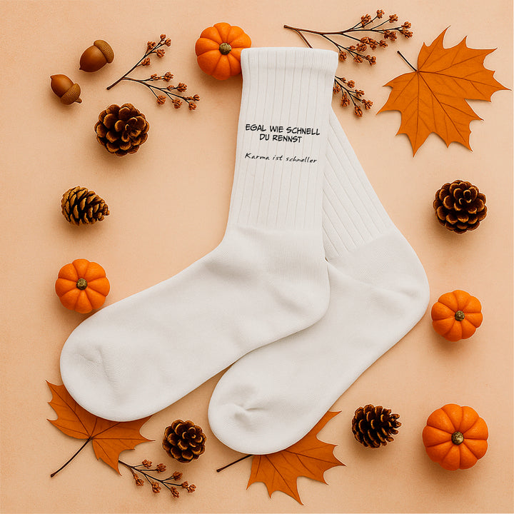 Socken „Egal wie schnell du rennst – Karma ist schneller“ | Lustige Spruchsocken | Witzige Geschenkidee aus Bio-Baumwolle | Made in Europe