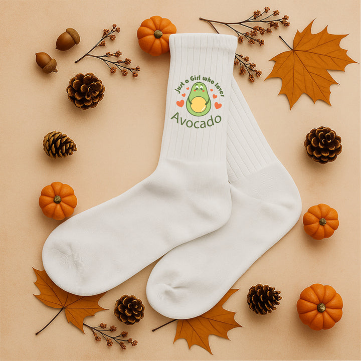 Socken „Just a girl who loves avocado“ – Lustige Avocado-Socken | Cute Fun Socks aus Bio-Baumwolle | Geschenkidee für Frauen