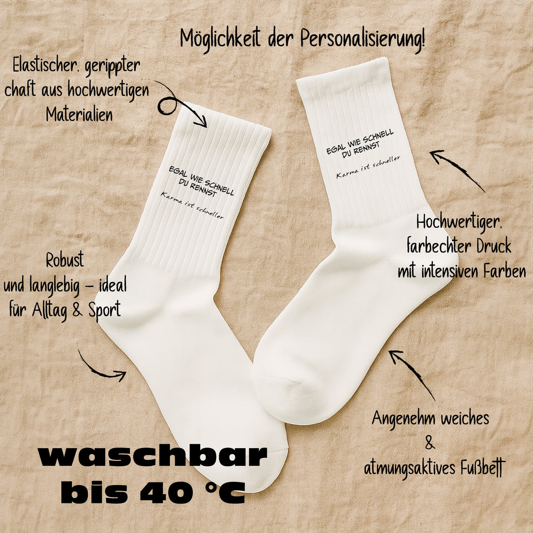 Socken „Egal wie schnell du rennst – Karma ist schneller“ | Lustige Spruchsocken | Witzige Geschenkidee aus Bio-Baumwolle | Made in Europe