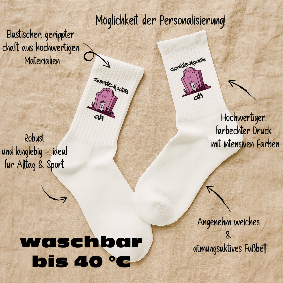Socken „Zombie Modus – an“ – Lustige Spruchsocken | Halloween & Lazy Mood Socks aus Bio-Baumwolle | Made in Europe