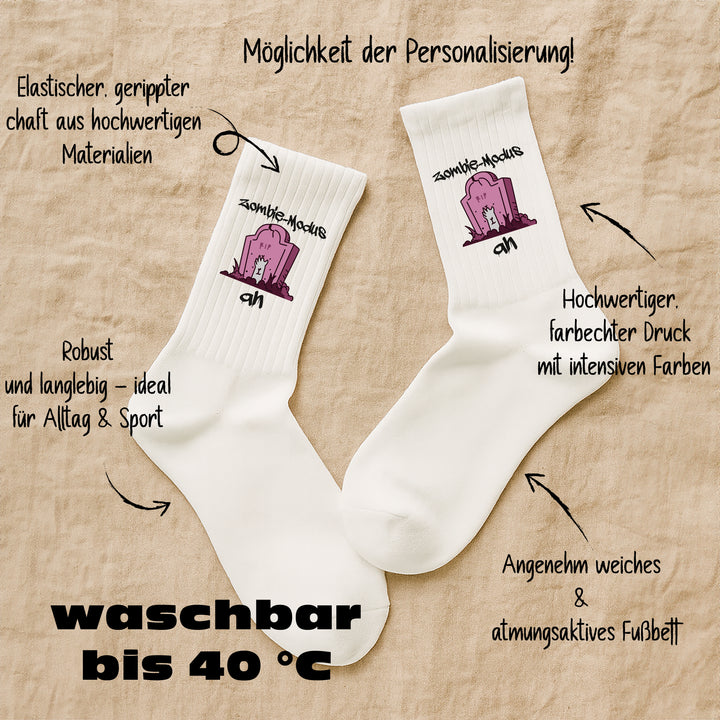 Socken „Zombie Modus – an“ – Lustige Spruchsocken | Halloween & Lazy Mood Socks aus Bio-Baumwolle | Made in Europe