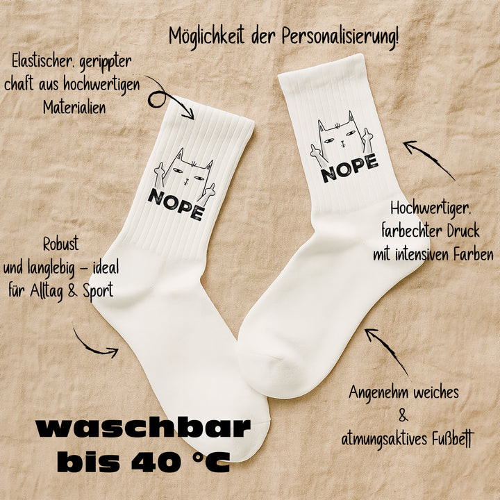 Socken „Nope“ – Lustige Spruchsocken | Freche Statement Socks aus Bio-Baumwolle | Geschenkidee mit Humor | Made in Europe