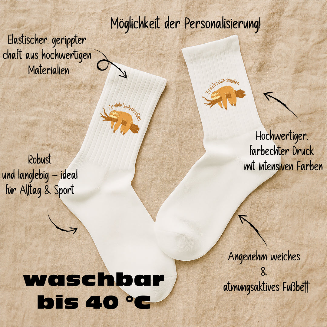 Socken „Zu viele Leuten draußen“ – Lustige Spruchsocken | Anti-Social & Chill Socks aus Bio-Baumwolle | Made in Europe