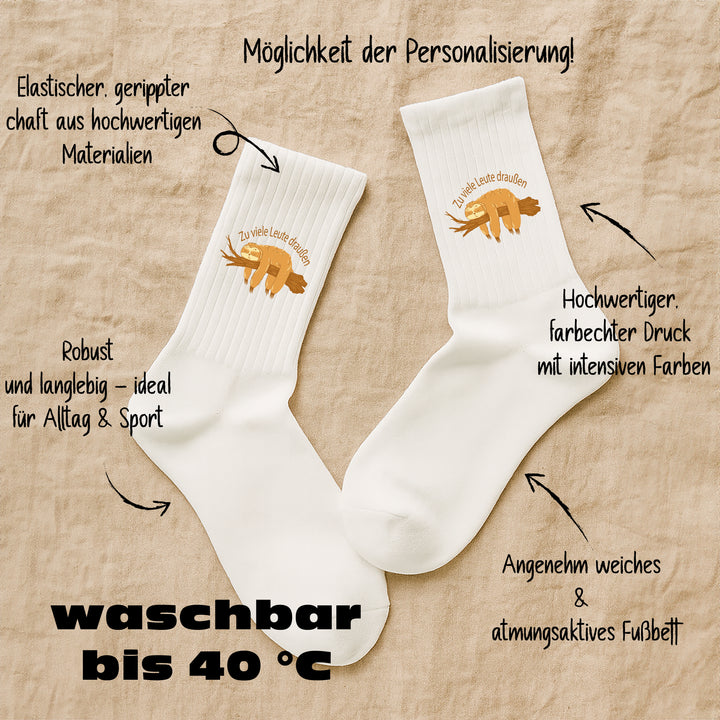 Socken „Zu viele Leuten draußen“ – Lustige Spruchsocken | Anti-Social & Chill Socks aus Bio-Baumwolle | Made in Europe